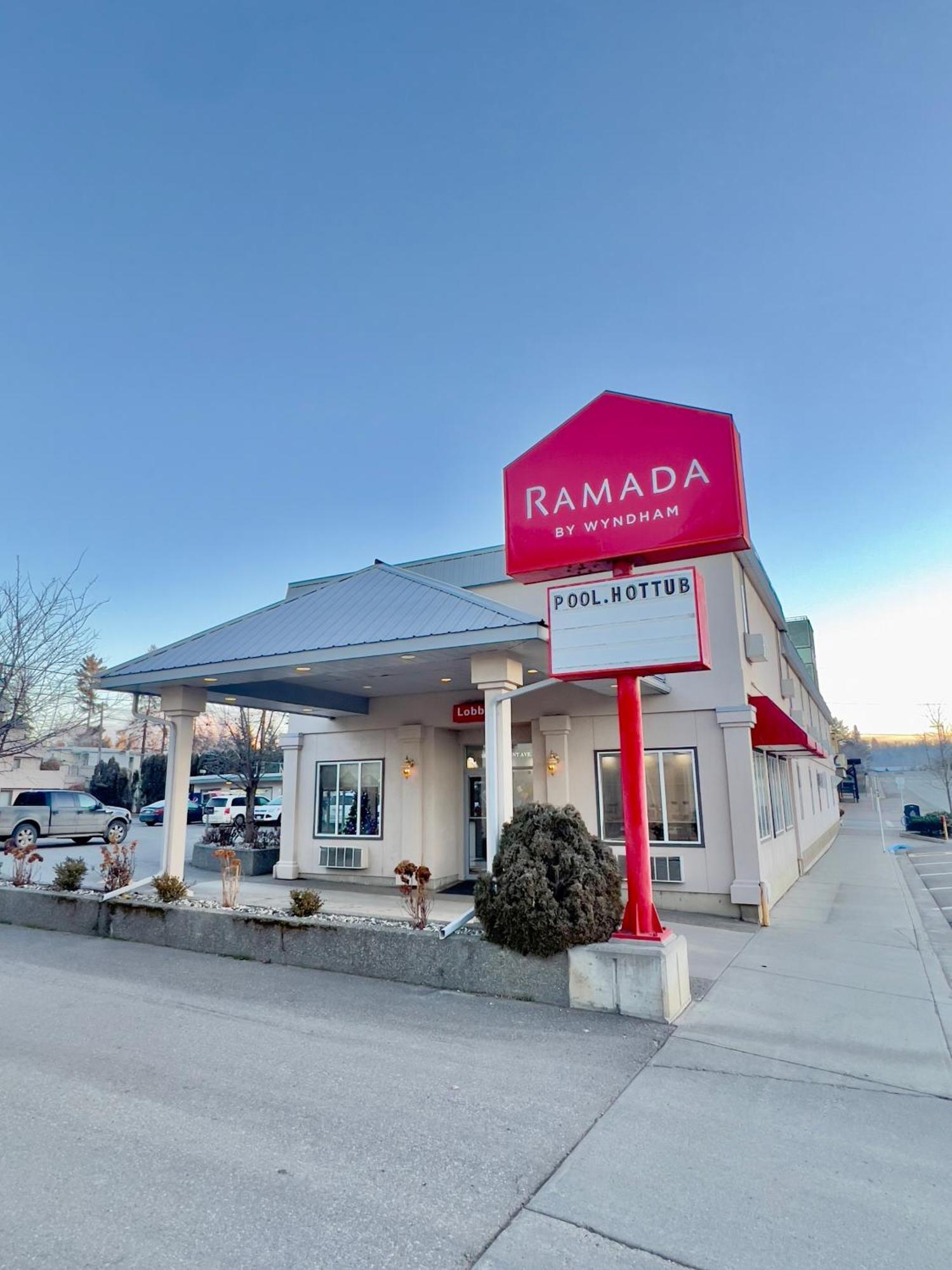 Ramada By Wyndham Quesnel Exterior foto