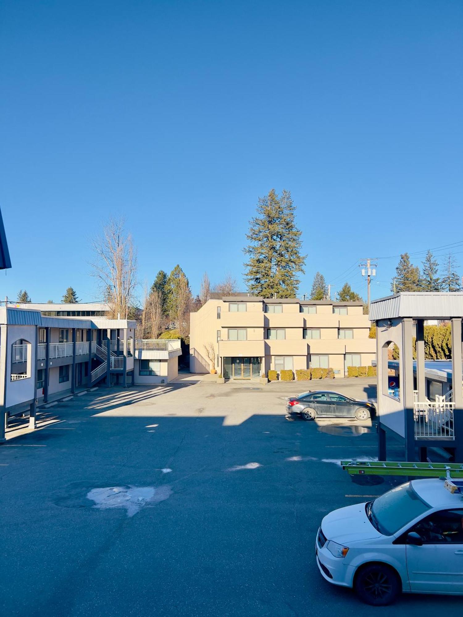 Ramada By Wyndham Quesnel Exterior foto